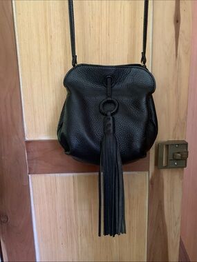 HOBO
“Birdy”Black Leather Crossbody
